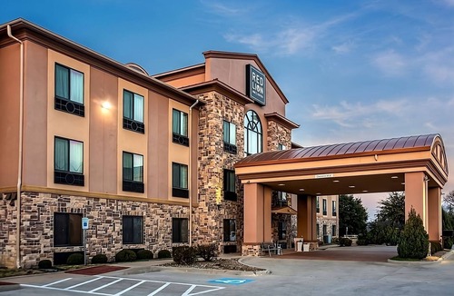 Mineral Wells Hotel | Relax & Explore with Gym, Outdoor Pool, and Nature Just Steps Away