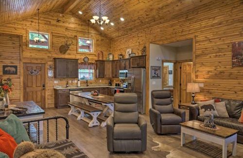 Reeds Spring House | Relax Fireside: Family-Friendly Branson West Cabin