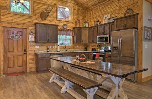 Reeds Spring House | Relax Fireside: Family-Friendly Branson West Cabin