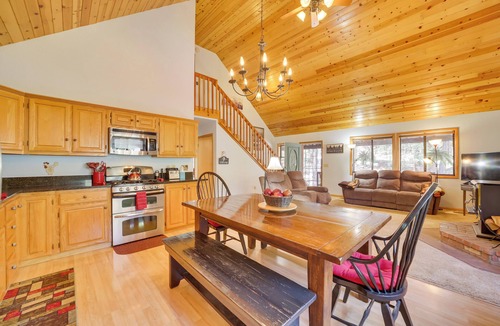 Pine House | Relax Fireside + Play Games! Hiker’s Haven in Pine