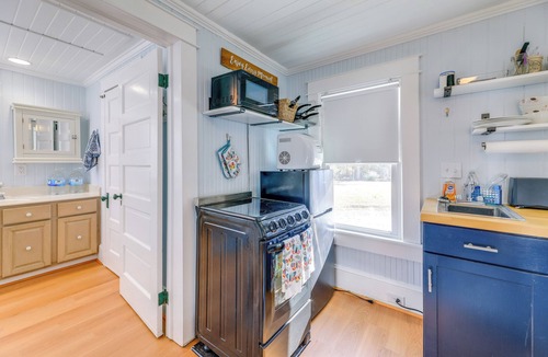 Davis Cottage | Relax Fireside: Retreat 1 Mi to Davis Ferry