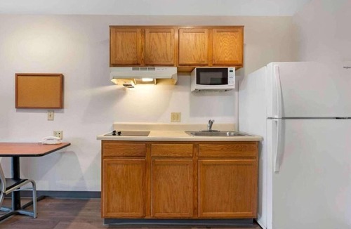 Sharonville Apartment | Relax Full Bed, Nsmk| Kitchen|Studio 6 Sharonville