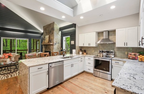Berkeley Springs House | 🕶️RELAX Here☀️WOW🌱5 bdrm 6 ba🫧PREMIER HOST😎5 STAR Mountainside getaway🪷HOT TUB