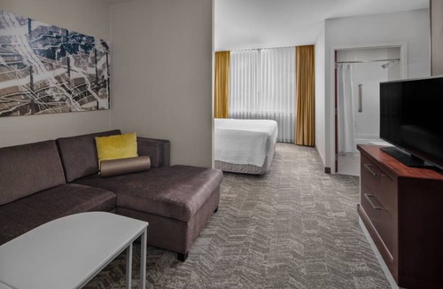 Norwood Park Hotel | Relax in 2 Family-Friendly Suites w/Heated Pool & Hot Breakfast Near Airport