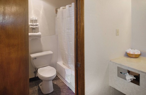 Guymon Hotel | Relax in 3 Modern Rooms – Explore Guymon’s Sights & Dining!