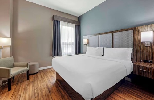 Pflugerville Hotel | Relax in a Charming Room w/Free Breakfast | Close to Lake Pflugerville - 3.5 mi
