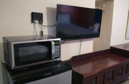 Ocala Hotel | Relax in a Comfortable Room 1 Mile to Downtown Ocala | 3 Units with Free Parking