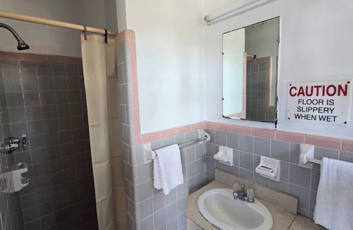 Ocala Hotel | Relax in a Comfortable Room 1 Mile to Downtown Ocala | 3 Units with Free Parking