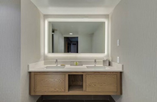 Chandler Hotel | Relax in a Spacious Modern Room Near Chandler Fashion Center – 4.5 miles