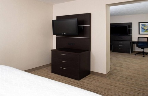 Dent Hotel | Relax in a Stylish Room Near Cincinnati Zoo & Botanical Garden – 12 Miles Away