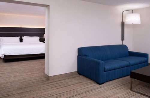 Dent Hotel | Relax in a Stylish Room Near Cincinnati Zoo & Botanical Garden – 12 Miles Away