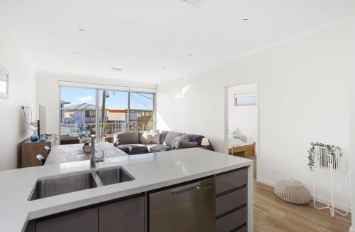 Scarborough Apartment | Relax in blissful sun-soaked luxury by the beach