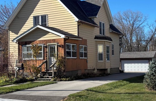 Horicon House | Relax in Classic Style! 3 BR 2 Bath Near the River, Marsh, w/Game Room & More!