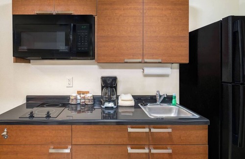 Grand Forks Hotel | Relax in Comfort! 1 Queen Bed + Recliner Suite w/Kitchenette Steps from Alerus