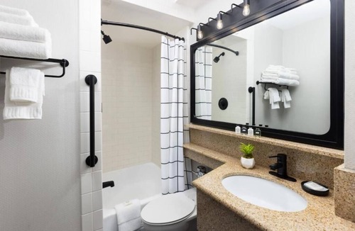 Brookline Hotel | Relax in Comfortable Room Amidst Boston’s Urban Vibe! Dining Onsite!