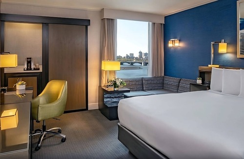 East Cambridge Hotel | Relax In Comfortable King Size Bed w/Onsite Pool