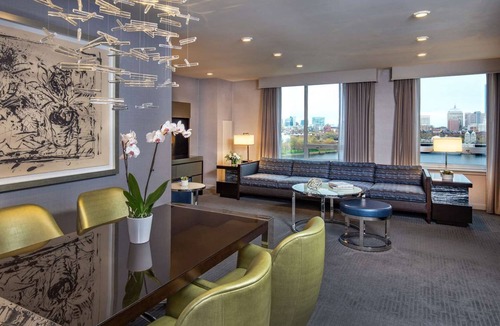 East Cambridge Hotel | Relax In Comfortable King Size Bed w/Onsite Pool