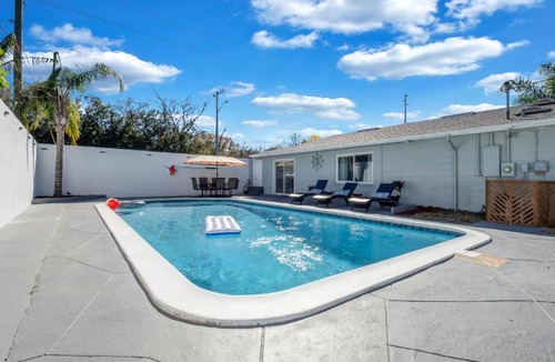 Lakeland Highlands House | Relax in Lakeland Home, Swim, Pool, Arcade LegoLand, Disney, Bush Garden