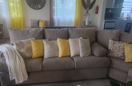 Wotton Apartment | Relax in peace and comfort in a 1-bedroom Flat in Christ Church with WiFi, AC