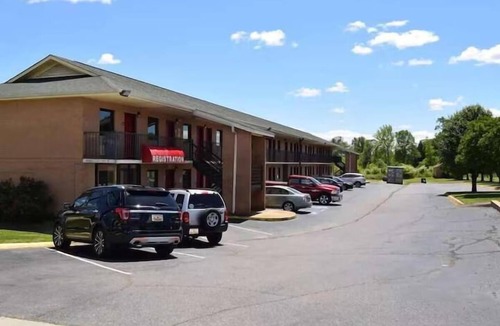 Richburg Hotel | Relax in Spacious Room w/Microwave, Fridge + Tea/Coffee Maker – Stress-Free