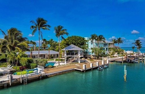 Toll Gate Shores House | Relax in Sunset Cottage, bayfront 4BR pool home retreat in picturesque Islamorada.