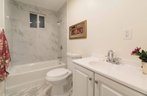 Oakland House | Relax in the bay. City View. Free parking on site.