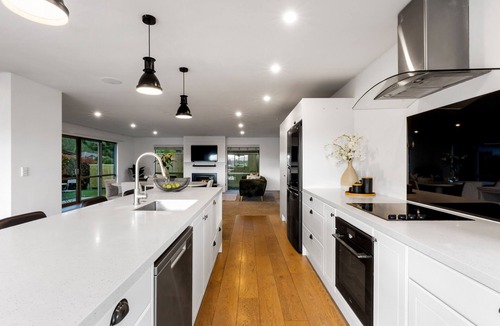 Lower Shotover House | Relax or Work in Queenstown: Mountain View Home with Media Room