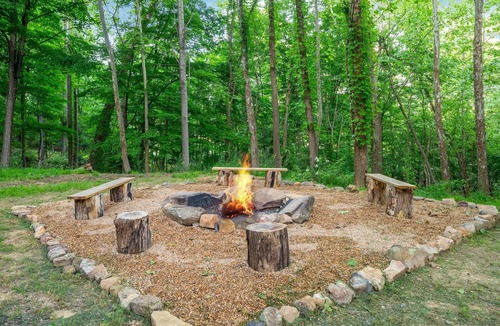 Berkeley Springs Cabin | Relax & Play: Pickleball, BasketBall, Hot Tub, Game Room & More