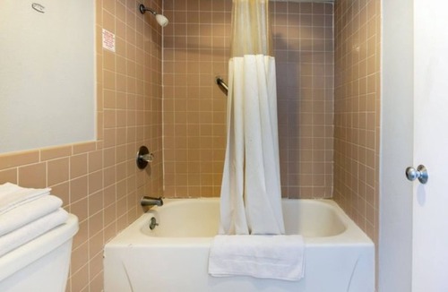 Jennings Hotel | Relax + Refill at Budget-Friendly Spot Near Attractions – Pet Friendly
