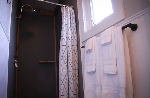 Long Beach Hotel | Relax & Recharge! 2 Comfortable Units, Full Kitchen, Free Parking, Pets Allowed