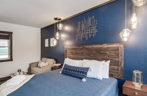 Prescott Hotel | Relax & Refresh | Free Parking & Extra Vanity