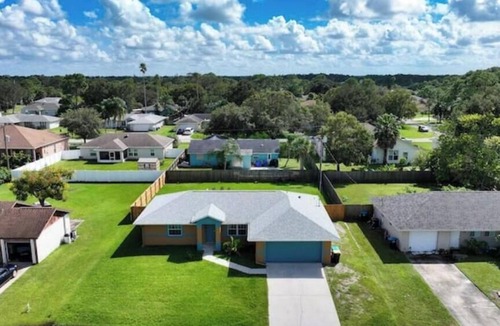 Interchange Square House | Relax & Unwind in This Newly Renovated Modern home away from home.