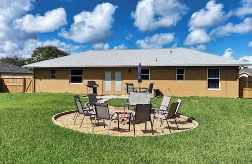 Interchange Square House | Relax & Unwind in This Newly Renovated Modern home away from home.