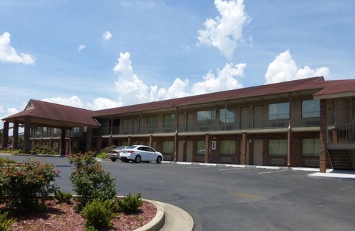 Cleveland Hotel | Relax & Unwind in King Room – Family-Friendly Space Near Attractions