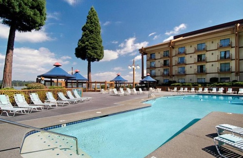 Hayden Island House | Relax, work, and connect at our newly renovated rooms on the Portland riverfront