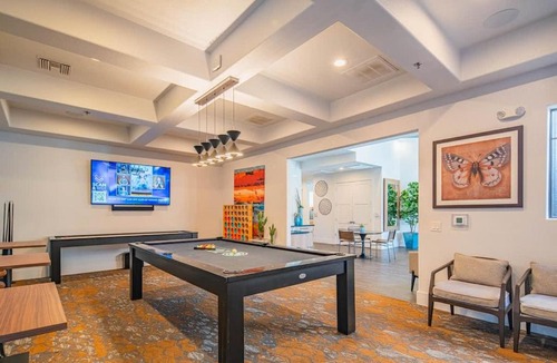 Glendale Sports and Entertainment District Apartment | Relaxed 2BD King Bed Pool, Hot Tub, Gym, Parking