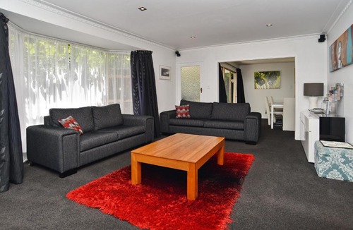 Merivale Apartment | Relaxed 3BR Hideaway - Outdoor Living & Pets - Christchurch Holiday Homes