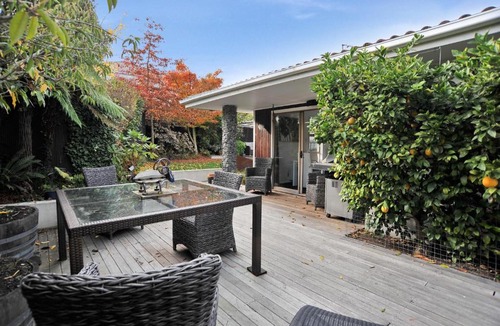 Merivale Apartment | Relaxed 3BR Hideaway - Outdoor Living & Pets - Christchurch Holiday Homes