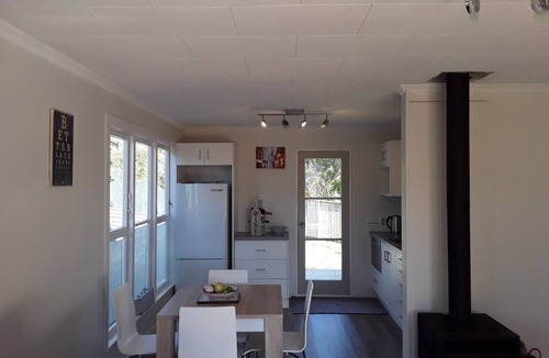 Foxton Beach Cottage | Relaxed Beach Retreat, mod family friendly bach quiet clean close to beach WIFI