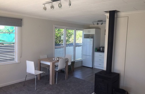 Foxton Beach Cottage | Relaxed Beach Retreat, mod family friendly bach quiet clean close to beach WIFI
