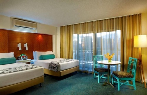 Waikiki Hotel | Relaxed Family Travel: 4 Spacious Rooms Near Waikiki + Free Breakfast