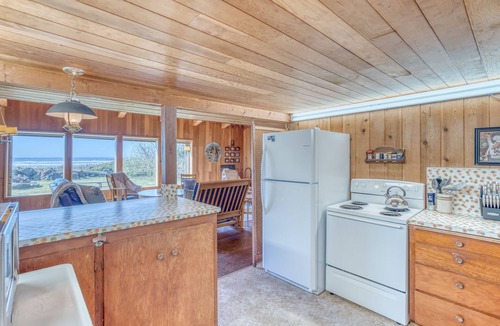 Yachats House | Relaxed, Secluded Oceanfront Cottage has Large Yard and Access to Miles of Beach