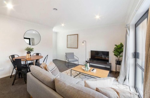 Frankton Apartment | Relaxed Stay in Modern Comfort - By Superior Stays