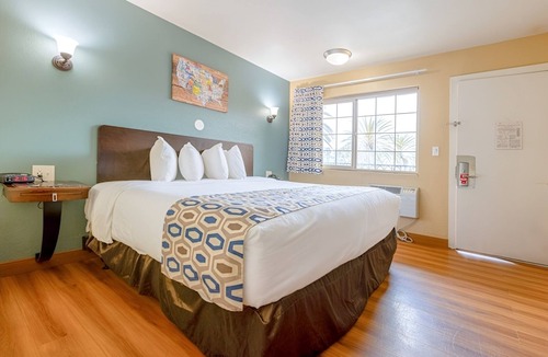 Loma Alta Hotel | Relaxed Stay with King Bed + Private Bath Near California Surf Museum