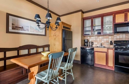 The Blue Mountains Hotel | Relaxing 1-Bedroom Stay with Balcony and Kitchenette Convenience
