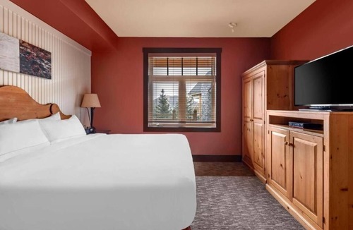 The Blue Mountains Hotel | Relaxing 1-Bedroom Stay with Balcony and Kitchenette Convenience