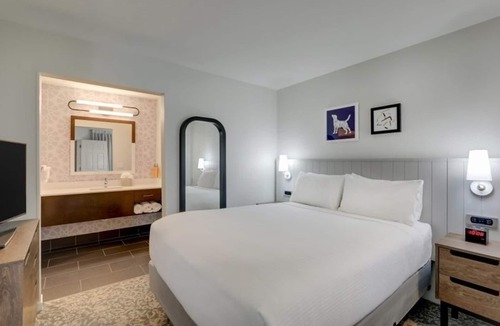 Sunnyvale Hotel | Relaxing 1 BR Suite | 3 Units w/BBQ Facilities, Mini Fridge & Swimming Pool!