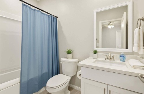 Glendale Apartment | Relaxing 2BD/ 3Bed/70" Smart TV/Free Parking