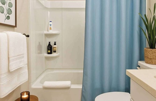 Glendale Apartment | Relaxing 2BD/ 3Bed/70" Smart TV/Free Parking