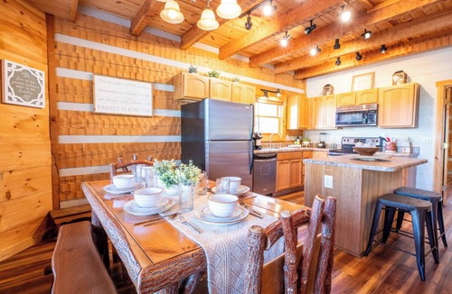 Smoky Mountains Cabin | *Relaxing 2BD Cabin w/Hot Tub + Grill! Free WiFi*